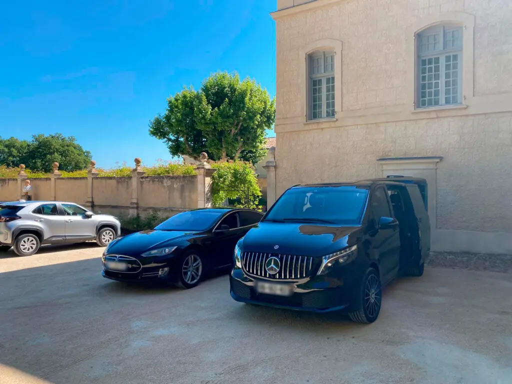 Photo Van Mercedes et Tesla Model S - Château de Fonscolombes